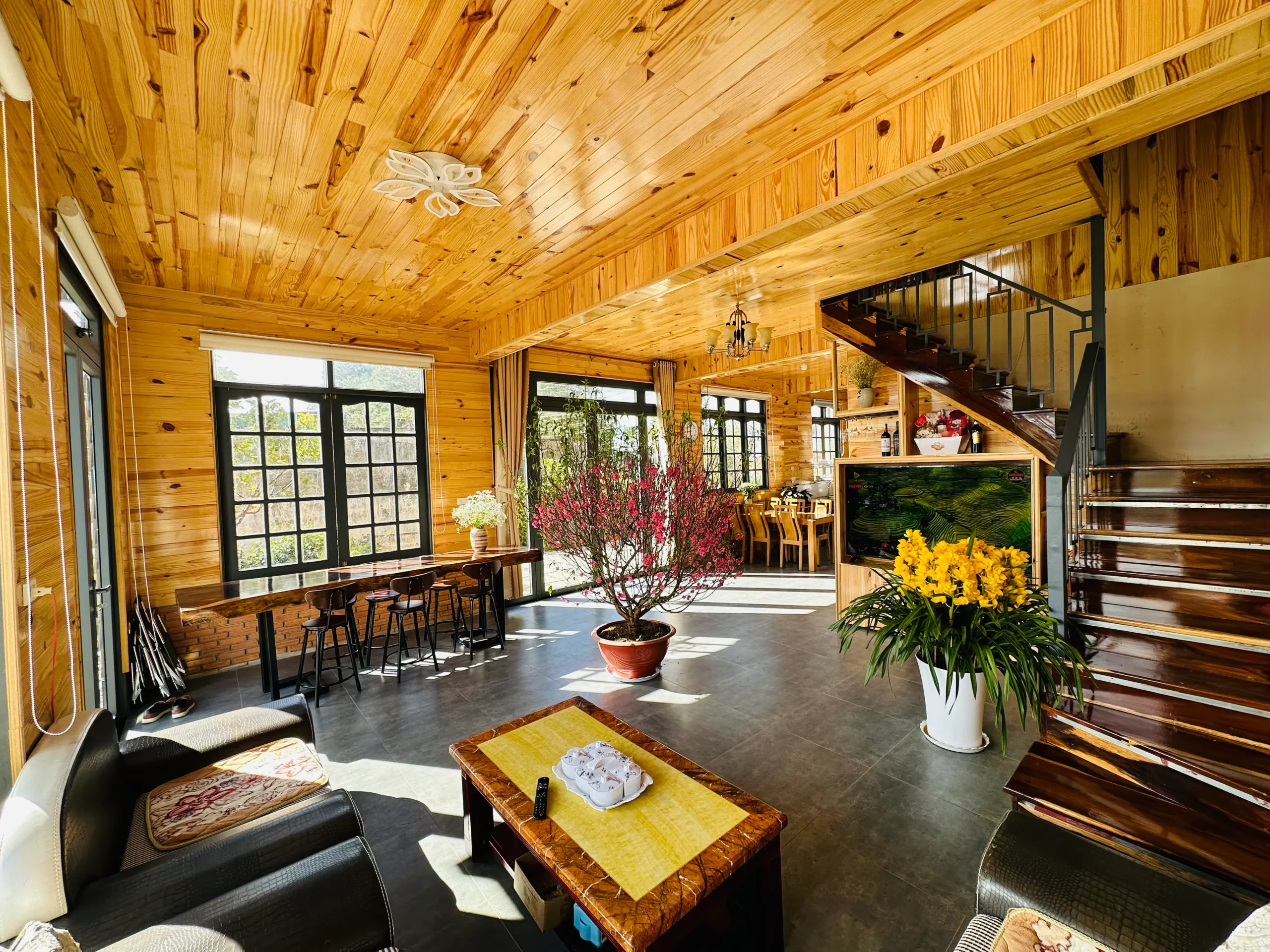 Homestay Đà Lạt có lò sưởi đốt củi — phòng khách nguyên căn ấm áp đêm lạnh 12 độ C