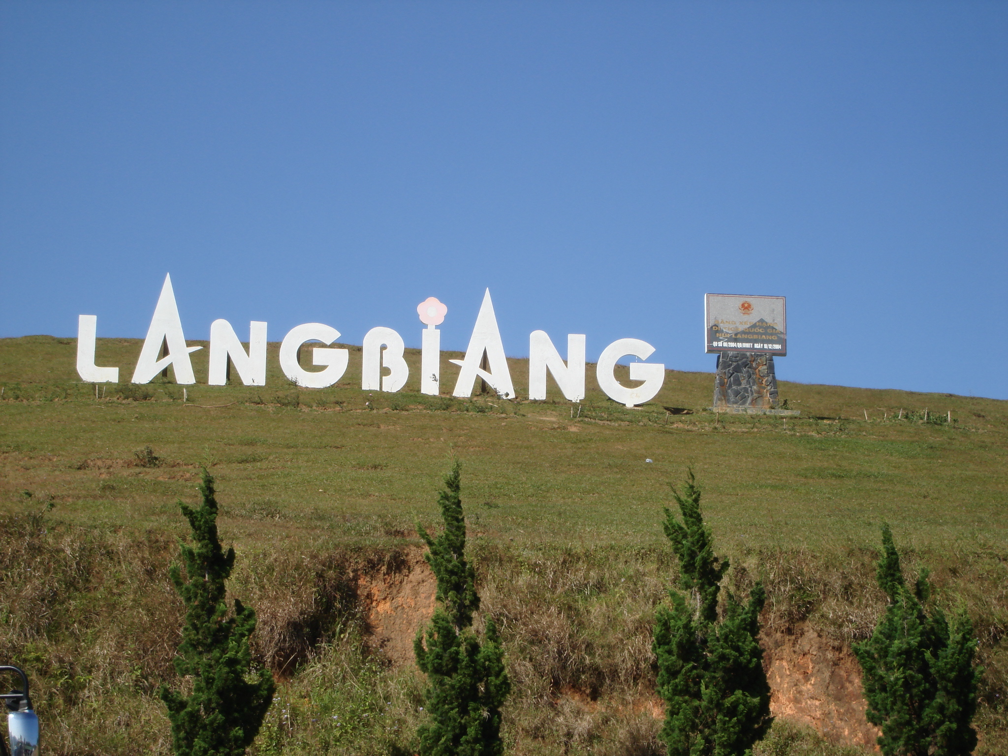Đỉnh núi LangBiang Đà Lạt nhìn từ trên cao