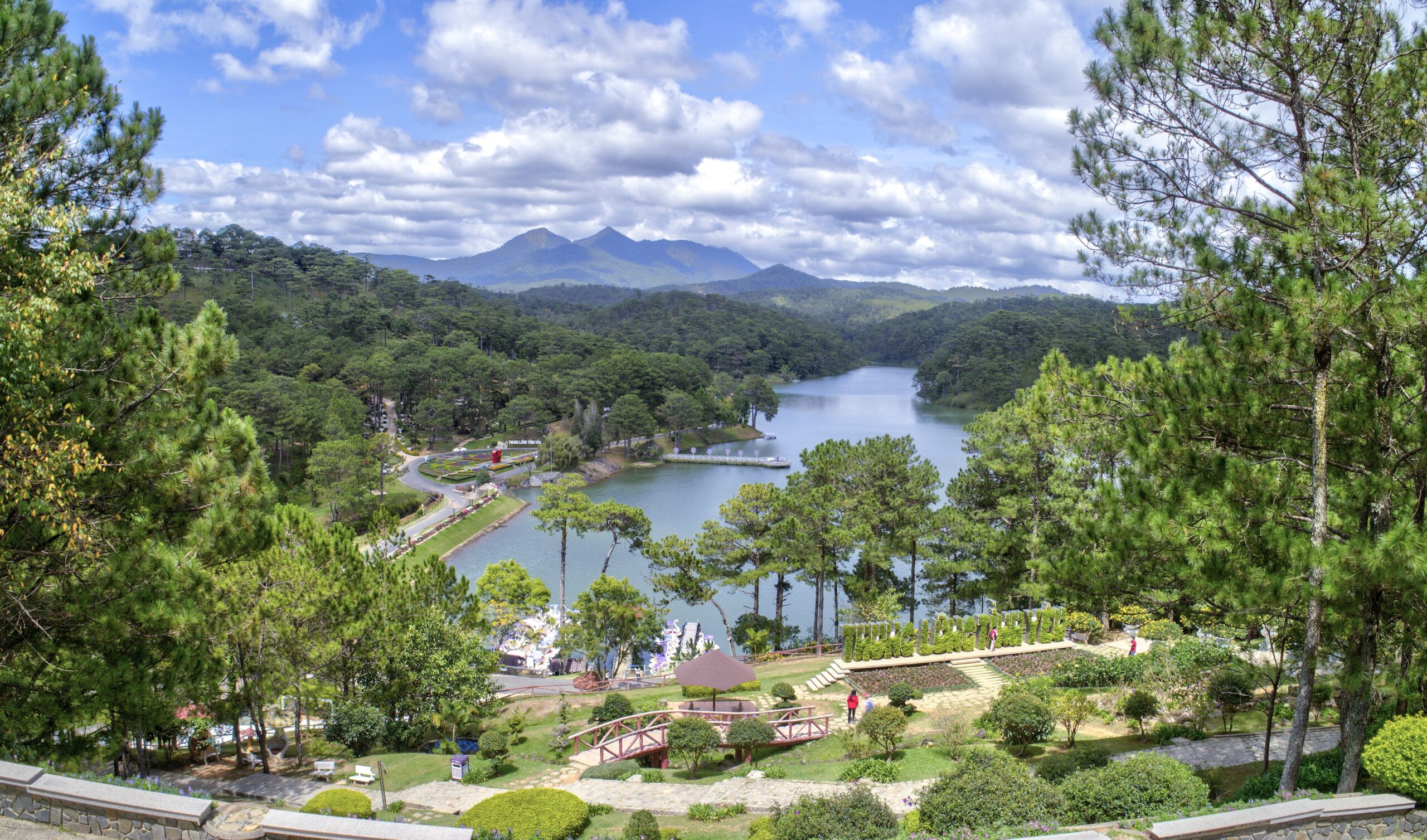 Thung Lũng Tình Yêu Đà Lạt — view hồ tự nhiên