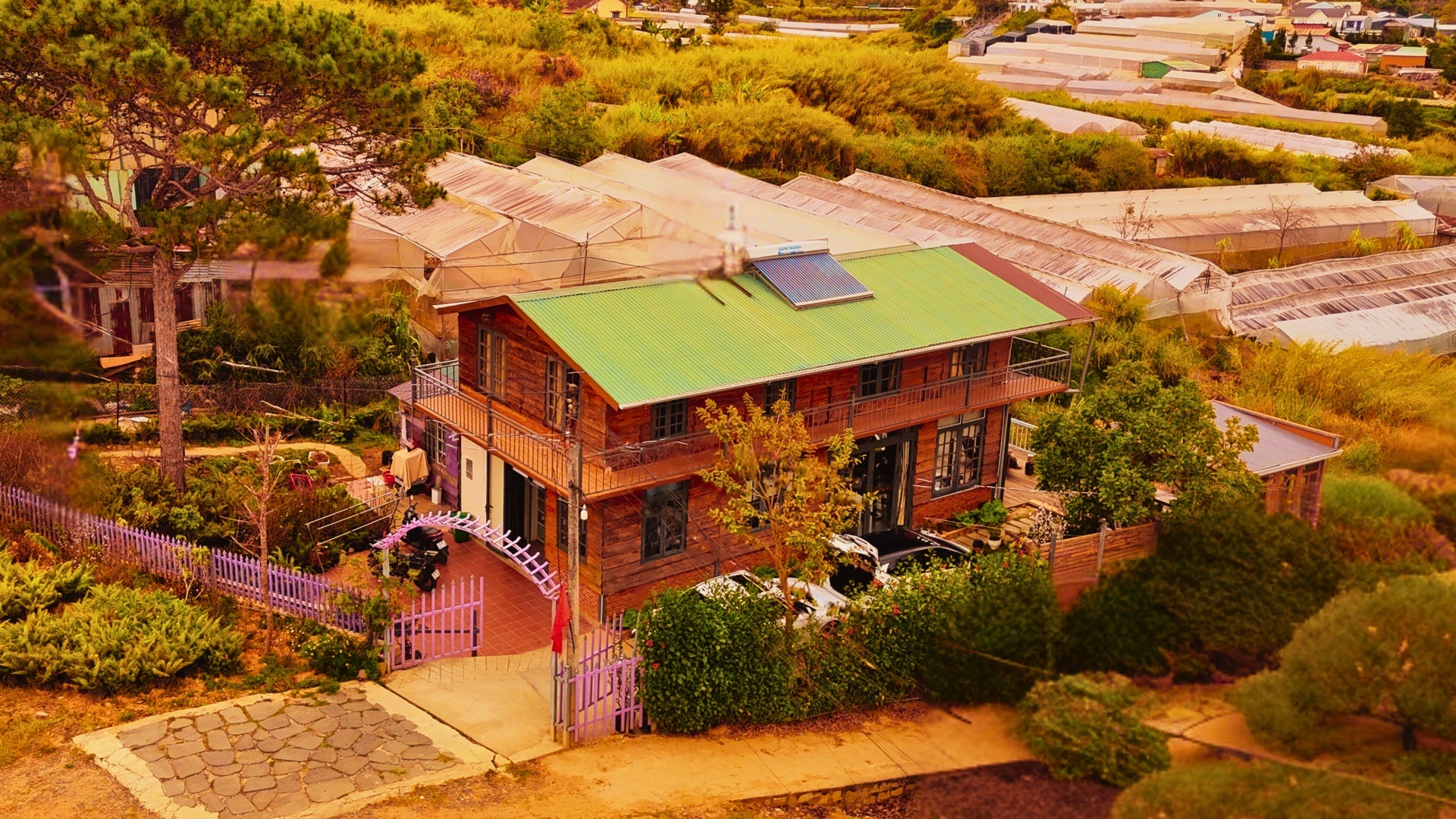 Homestay Đà Lạt có bồn tắm jacuzzi cho cặp đôi 2026 bồn gỗ ngoài trời view rừng thông sương mù sáng sớm
