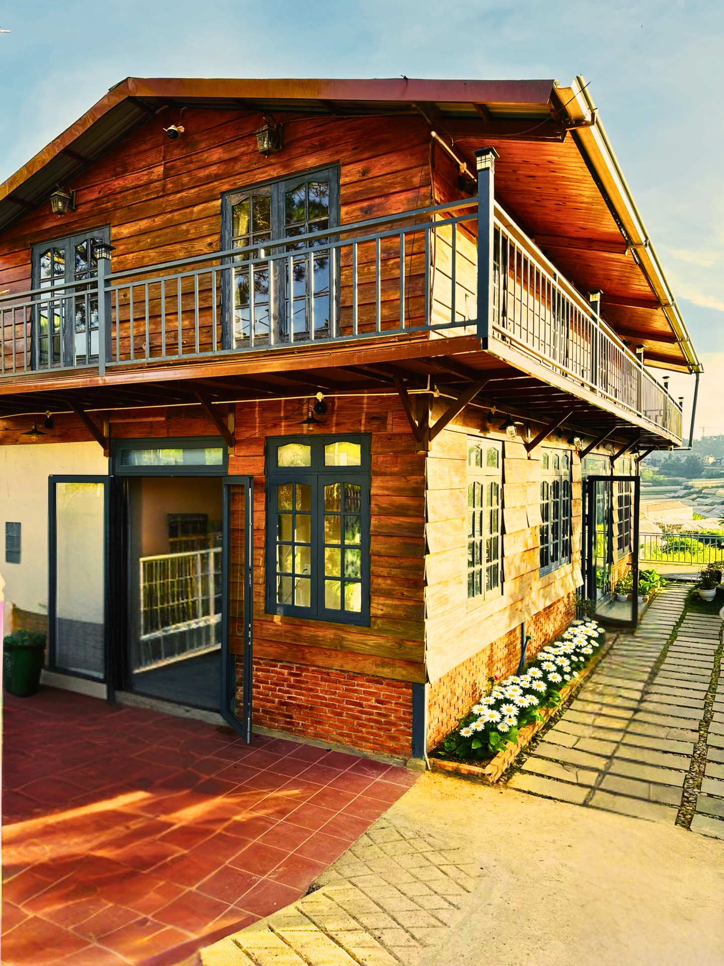 Top 10 homestay Đà Lạt cho cặp đôi giá tốt 2026 ban công gỗ view rừng thông sương sớm